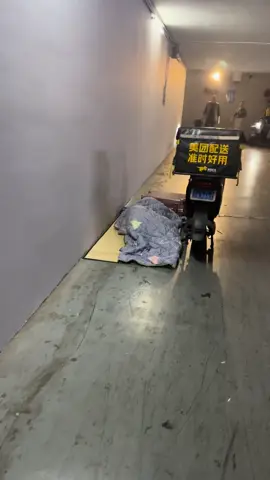 お金があれば、誰が路上で寝るだろうか