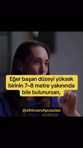 En çok kiminle vakit geçiriyorsan biraz da ona dönüşüyorsun. Çünkü beyin sadece dinlemez… taklit eder. Kaygı da bulaşır, motive olmak da. Hayatında seni yoranları değil, seni büyütenleri çoğalt. Çünkü çevren tesadüf değildir. Seçimindir. #psikoloji #bilinçaltı #kişiselgelişim #motivasyon #MentalHealth         