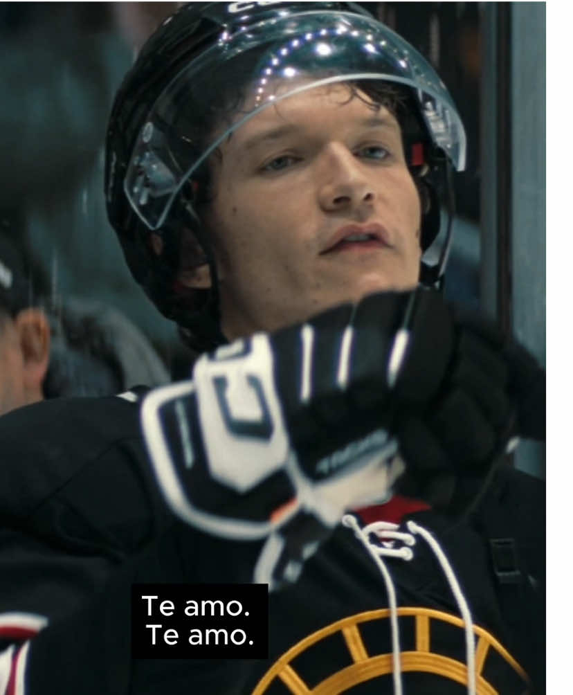 Connor Storrie como Ilya Rozanov no terceiro episódio de Heated Rivalry. #ConnorStorrie #HeatedRivalry #IlyaRozanov #ScottHunter 