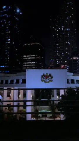 Video ku boleh di ambil siapapun, buat bahan content creator pemula, story atau nostalgia, kalian edit sendiri yaa, engga follow gpp kok, di izinin. Menikmati suasana malam Dari LRT JAKARTA #jakarta #lrtjabodebek #citylights #fyp #foryou 