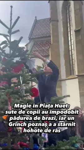 Magie în Piața Huet: sute de copii au împodobit pădurea de brazi 🎄, iar un Grinch poznaș a stârnit hohote de râs 🧑‍🎄 Articol și foto, aici 👉👉 www.oradesibiu.ro