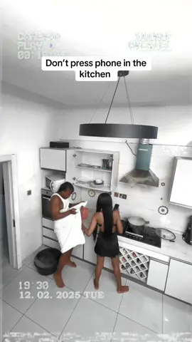 Stay off your phones in the kitchen Toriolorun 