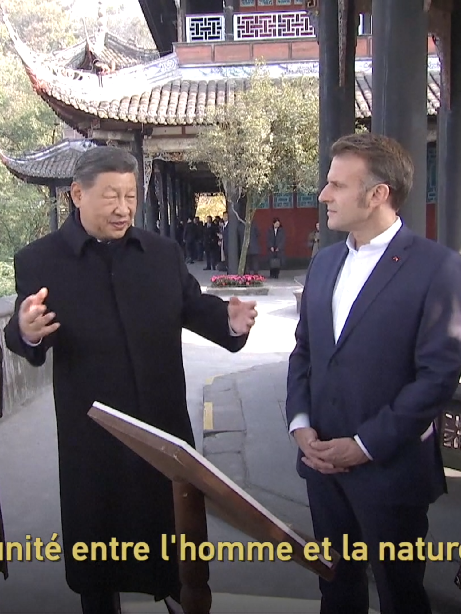 Échange amical entre les chefs d'État chinois et français : la sagesse de la gouvernance tirée de la gestion des eaux. Le président chinois Xi Jinping a eu un échange amical avec son homologue français Emmanuel Macron, vendredi à Dujiangyan de Chengdu, dans la province chinoise du Sichuan (sud-ouest). #Chine