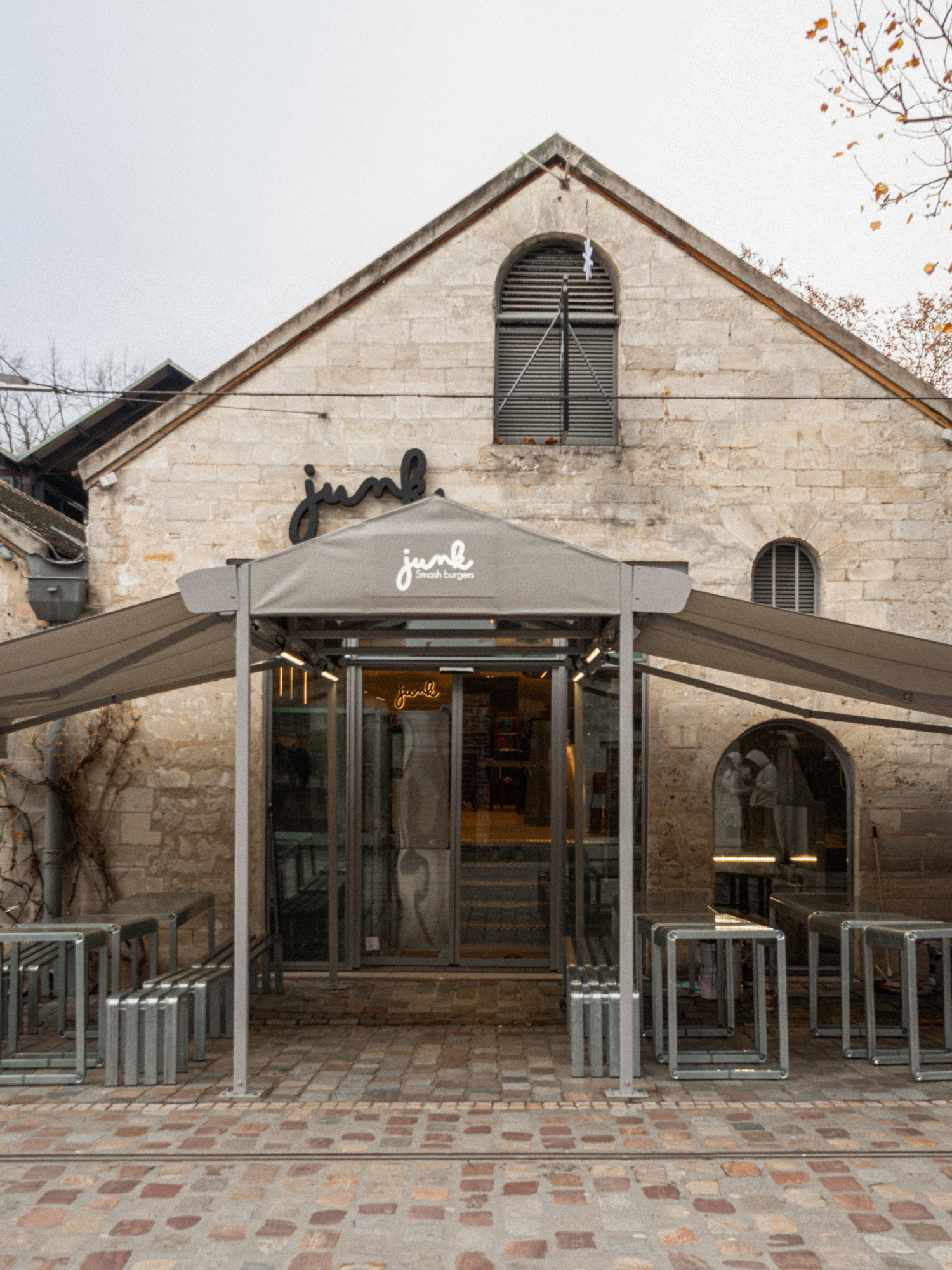 Junk at Bercy Village is now open! 🍔🔥 🕒 Mon–Sun: 12:00pm – 10:30pm 📍 23 Cour Saint-Émilion, 75012 Paris #junksmashburger #parisrestaurant #renovation #beforeandafter #smashburger