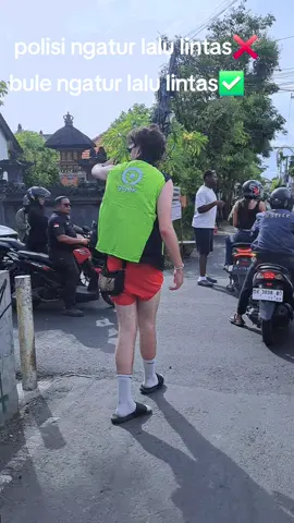 ketika bule ngatur lalu lintas canggu bali