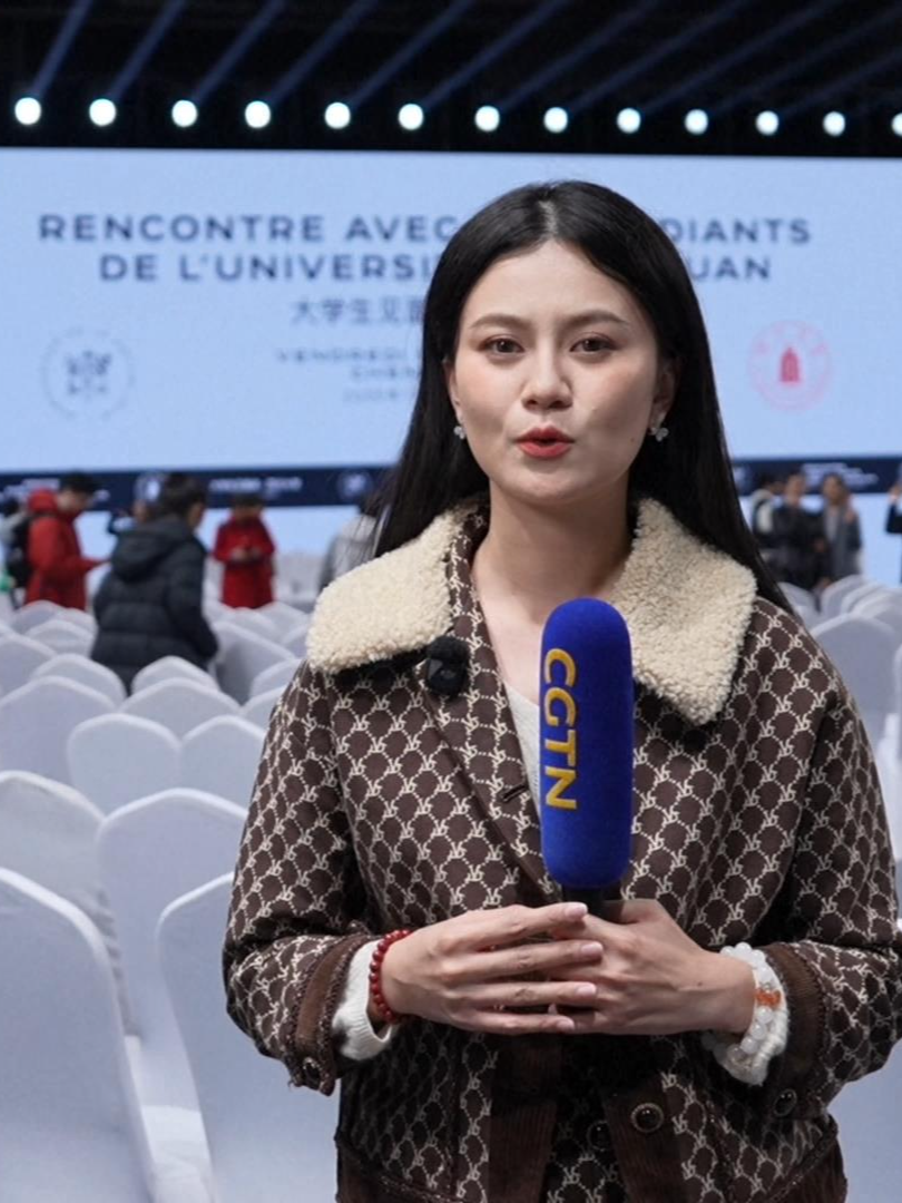 Visite officielle d'Emmanuel Macron à Chengdu. Lors de sa visite officielle en Chine, le président français Emmanuel Macron s'est rendu non seulement à Beijing, mais aussi à Chengdu, dans la province du Sichuan, une ville qui entretient de nombreux liens avec la France. Quels lieux a-t-il visité ? Le journaliste CGTN vous apporte les dernières informations sur le plateau. #Chine