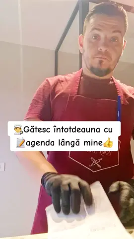 👨‍🍳 Gatesc intotdeauna cu 📝 agenda la indemana! Pentru că atunci cand gatesc pentru familii ocupate, detaliile fac toata diferenta. ✨ Tu ai un job solicitant 💻, copii cu program diferit 👧👦, oboseala acumulata 😮‍💨 si, pe deasupra, dorinta fireasca de a pune pe masa mancare buna, proaspata si sanatoasa 🍲 fara sa mai petreci ore in bucatarie sau in supermarket 🛒. Aici intervin eu. Nu doar cu tigaia si cutitul 🍳🔪, ci si cu o organizare de profesionist. 📘 In agenda mea notez: 🧀 ingredientele folosite pentru fiecare familie 🍽️ preferintele voastre (si lucrurile pe care cei mici nu le iubesc inca) 🥦 meniurile saptamanale 🔄 ajustarile pe care le fac dupa fiecare sesiune, ca sa fie din ce in ce mai bine 🎯 De ce agenda? Pentru ca nu gatesc 