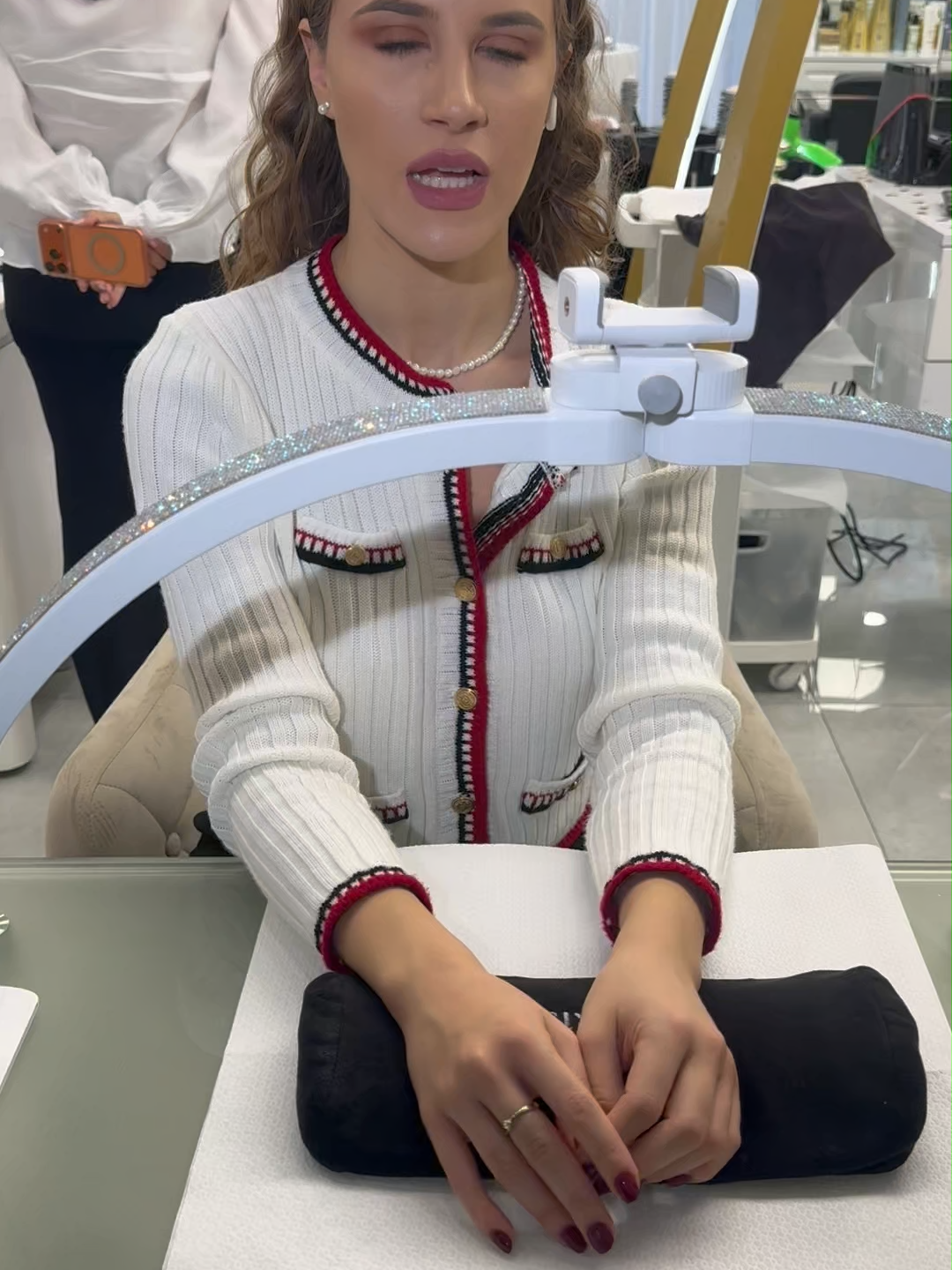 Femeile alocă mai puțini bani pentru saloanele de cosmetică, reiese din încasările acestora. Dacă, în trecut, în unele dintre ele cu greu se găsea un tronson liber, acum programările se fac rapid, pentru că cererea este mai mică.  #cosmetica #manichiura #pedichiura #coafor #economie #observator #stiri #a1 #antena1 #fyp