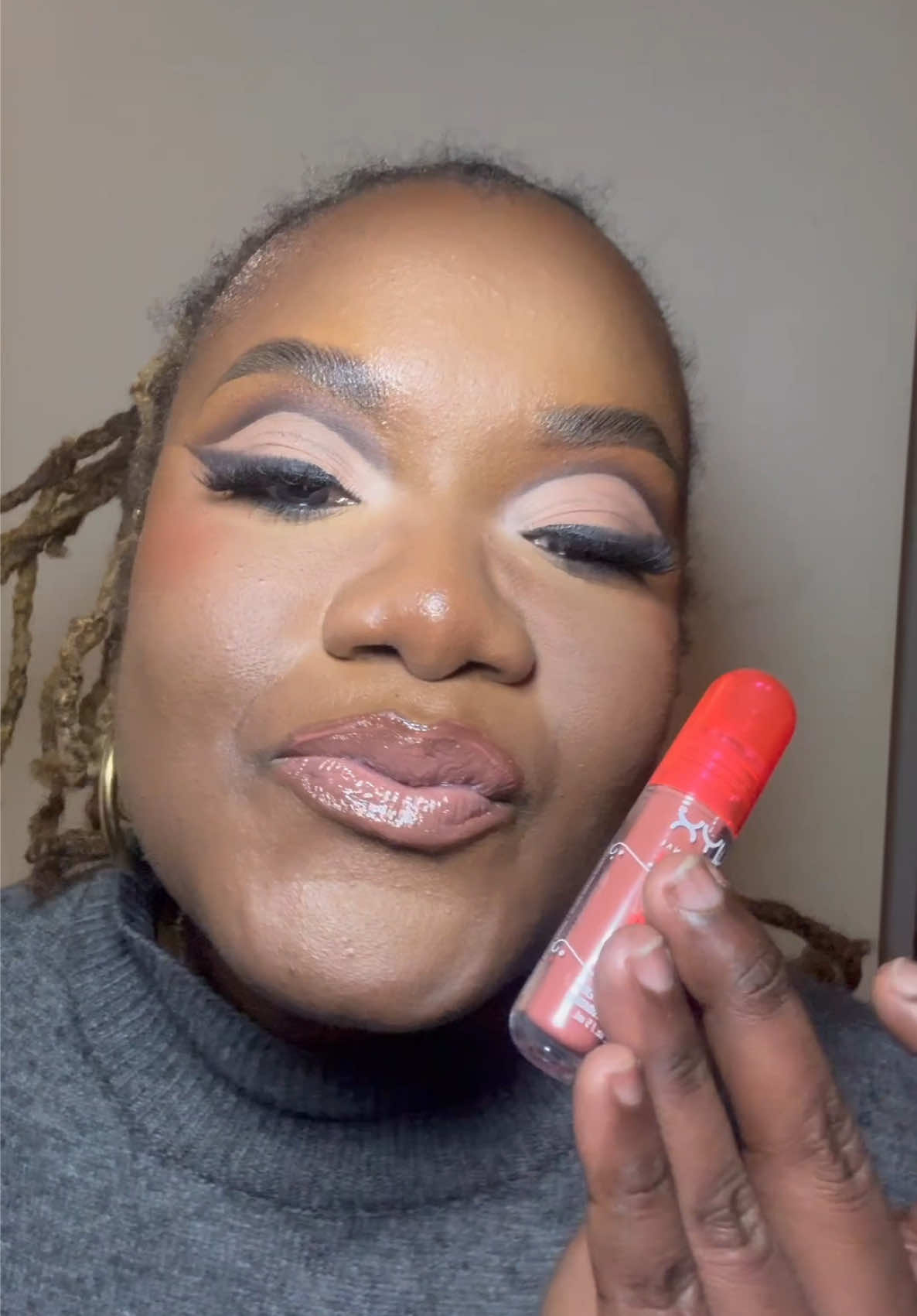 En partenariat avec Nyx Professional Makeup Les filles… je viens ENFIN de tester le Lip IV de NYX et je comprends tout le bruit autour 😭💋 Comme vous pouvez le voir la texture, la brillance… et surtout le rendu final sur mes lèvres… 💋 c’est vraiment la vibe festive qu’il me fallait pour danser sur le nouveau son de Meryl & Theodora 🎶✨ Franchement, c’est le genre de gloss qui te fait dire « ok, je sors, même si j’avais rien de prévu » 😂 Vous validez ce glow ? Dites-moi votre teinte préférée ! #nyxcosmeticsfrance #nyxprofessionalmakeup @NYX COSMETICS FRANCE 