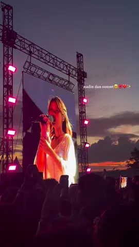 indah dan cantik sekali🥹🫶🏻❤️✨🌺 #nadinamizah #konser #spectrafest2025 #sunset 