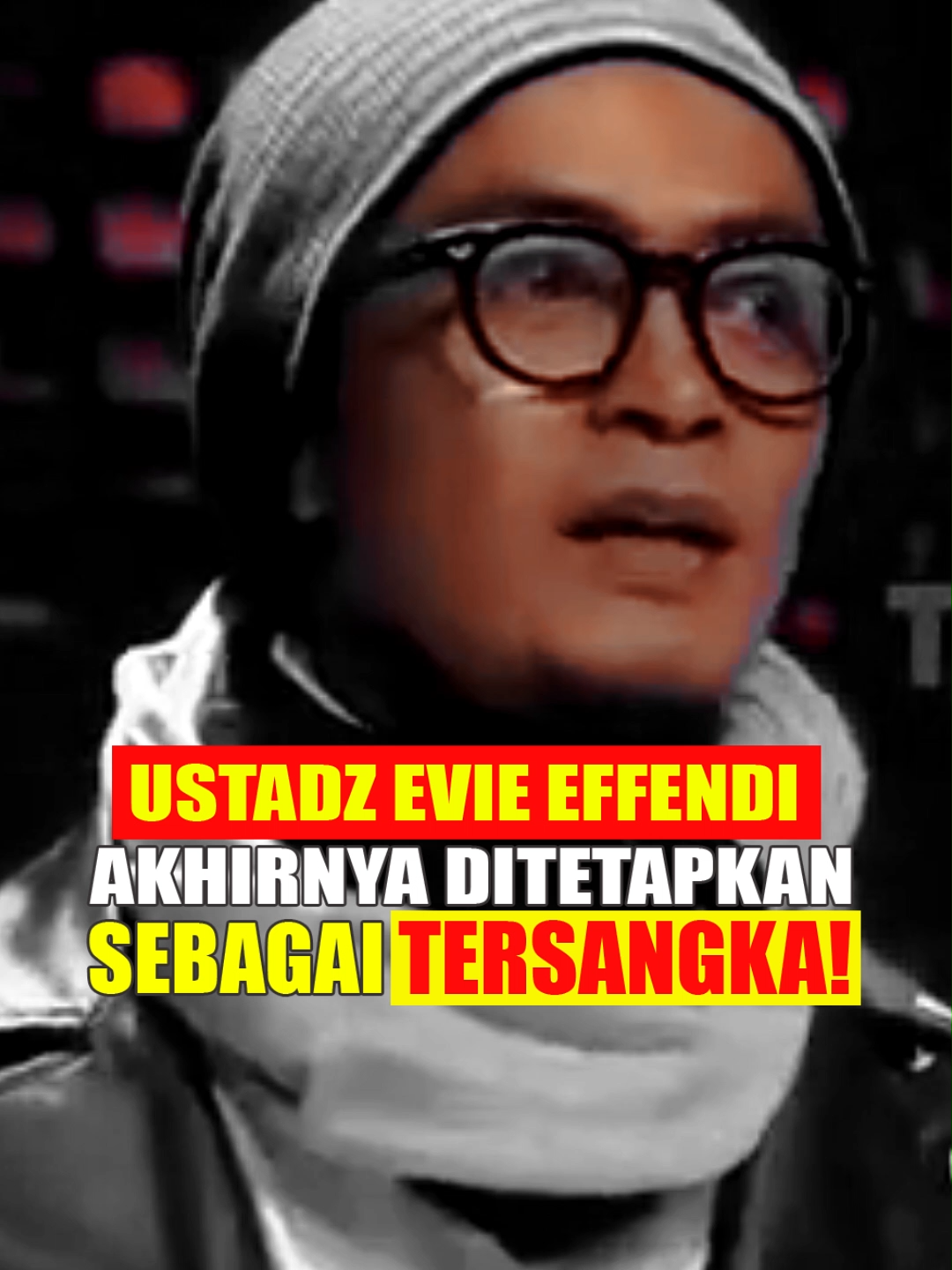 Babak Baru!Akhirnya Setelah Sekian Lama Ustadz Evie Effendi Dijadikan Tersangka Beserta Tiga Orang Lainnya. Babak Baru! Akhirnya Ustadz Evie Effendi Dijadikan TERSANGKA Dan Tiga Pelaku Lainnya Siapa Saja?! * Siapa Sangka, Sosok yang Selama Ini dari Mulutnya Keluar Ayat Suci, Ternyata Menyimpan Kebencian  Setelah melalui proses panjang, akhirnya sebuah kenyataan pahit terungkap. Ustadz Evie Effendi, penceramah kondang asal Bandung, kini resmi ditetapkan sebagai tersangka dalam kasus kekerasan dalam rumah tangga (KDRT) yang melibatkan anak kandungnya sendiri. Bukan hanya Evie yang terlibat, tetapi tiga orang lainnya yang memiliki hubungan dekat dengan pelaku juga turut dijadikan tersangka.  Kasus ini bermula pada Juli 2025, ketika anak perempuannya, yang berusia 19 tahun, melaporkan tindak kekerasan yang diterimanya. Saat mencoba menuntut haknya, sang anak justru mendapat perlakuan yang sangat tidak manusiawi dari orang yang seharusnya melindunginya. Setelah melakukan pemeriksaan dan penyelidikan selama beberapa bulan, Polrestabes Bandung akhirnya menetapkan Evie Effendi sebagai tersangka pada 5 Desember 2025. Selain Evie, tiga orang lainnya yang terlibat dalam kejadian tersebut juga turut dijerat hukum. Penyidik memastikan akan terus melanjutkan pemeriksaan dan menindaklanjuti proses hukum ini dengan tegas. Bagaimana bisa seorang ayah, yang seharusnya menjadi pelindung, malah menjadi sumber musuh bagi anaknya sendiri? Kini, keluarga yang selama ini dianggap sebagai teladan justru mencatatkan sejarah kelam yang tak bisa dilupakan, dan menyimpan trauma mendalam bagi anaknya.   Ingat! Jangan salahkan agamanya, sejatinya Islam mengajarkan cinta, kasih sayang, serta teladan yang baik. Harimau yang buas pun tidak akan mencederai anaknya. #evieeffendi #kdrt #polrestabesbandung #keluargakekerasan #penceramahtersangka #proseshukum #ustadzviral #kasusviral #islamicreels #KDRT #kasus #islamicpost #ustadzee #infobandung