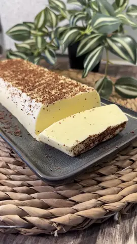 НІЖНИЙ, ЯК ПЛОМБІР МОЛОЧНИЙ ДЕСЕРТ🍰🥛 ⠀ ✔️ Маленьке прохання - якщо зберегли собі рецепт, скиньте в коментарі ➕ і поставте ❤️, мені це дуже важливо🙏 ✅Нам знадобиться: 🔹молоко 300г(у мене 1%)🥛 🔹яєчні жовтки 3шт 🔹цукор або замінник 70г 🔹ванільний цукор 10г 🔹сметана 350г(15%) 🔹желатин 20г 📊КБЖВ на 100г:137 Б.6 Ж.8.5 В.8.8 ⏳час приготування: 12хв +1-2години в холодильнику❄️ 🕰Прийом: перекус ⚖️вага всієї порції - 800г 🔸заливаємо 100г молока в желатин і лишаємо набухати 🔸 вкидаємо в каструлю жовтки і перемішуємо з цукром. Вливаємо 200г молока, вимішуємо і ставимо на газ🔥 🔸 готуємо постійно помішуючи, до закипання, виключаємо газ, коли з’являться бульбашки 🔸 додаємо ванільний цукор, сметану, желатин та вимішуємо до однорідності. Переливаємо в зручну форму і на 1-2 години в холодильник 🔹 присипаємо тертим шоколадом і готово до подачі🍫 Всім смачного😋✅