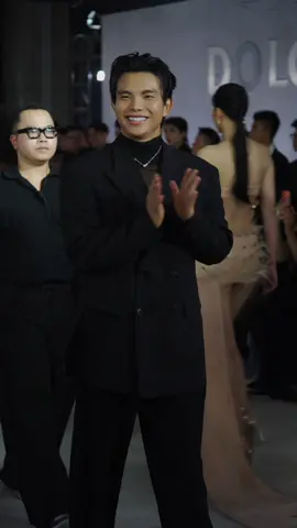 Đêm nay khép lại như một giấc mơ rực lửa. Không chỉ của riêng Đỗ Long, mà của cả dàn người mẫu, ekip – những người đã cùng nhau viết nên khoảnh khắc đáng nhớ nhất của Emerge. Cảm ơn những bước chân đã đồng hành, những cái ôm, những lời chúc và năng lượng đẹp mà mọi người gửi về cho Đỗ Long trong hành trình “tái sinh từ tro tàn” này. Cảm ơn em trai @RainDinhquayphim.Official về chiếc clip quá xịn này ❤️  #Dolong #DoLongFashionShow #EmergeFashionShow2025 #tiktokgiaitri 