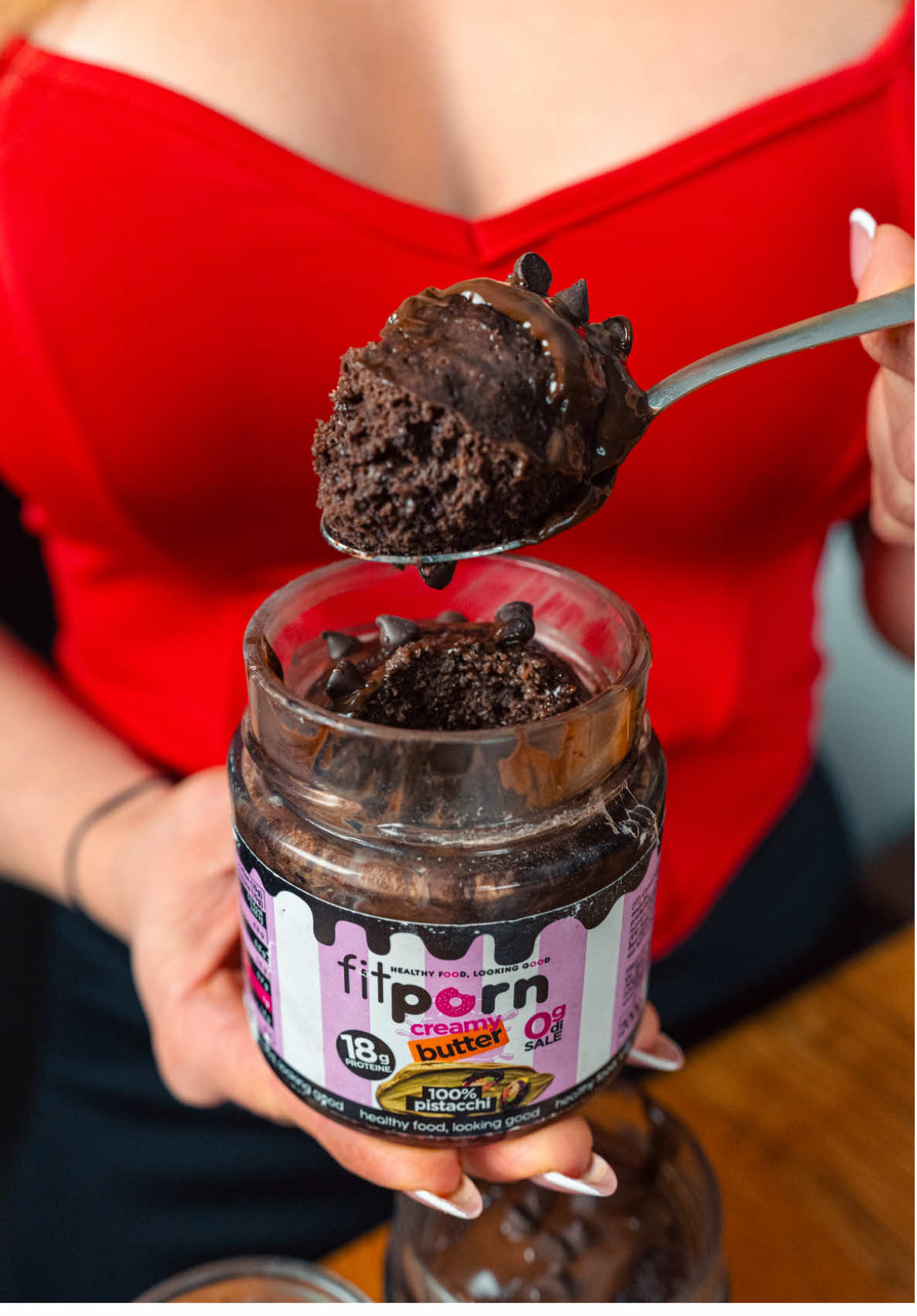 Tortini light al cioccolato 🍫 a bagnomaria ✨ facilissimi  Non si sa mai se le ricette più virali del web siano effettivamente geniali o no 🫣  Le testiamo noi, per bene della scienza.. e del vostro 🫱🏻‍🫲🏼 👀 la nuova Crema proteica cacao e nocciola solo su @Fitporn (senza maltitolo, paurosamente buona 🤤) codice sconto “FITLOVERS”  Ingredienti per ogni tortino virale a bagnomaria: -20g farina (noi avena aromatizzata) di @fitporn  -5g cacao magro -1g lievito +1g idrolitina (miglior risultato, altrimenti 2g lievito)  -10ml latte -1 uovo -Dolcificante qb (se usi farina normale non aromatizzata) -gocce di cioccolato 10g Bagna con latte+cacao Crema proteica per decorare (noi la nostra al cacao e nocciole Fitporn) Procedimento: Inserisci gli ingredienti in ogni vasetto (ovviamente consiglio di mischiare tutto in un unica tazza e poi dosare nei vari barattoli / tazze/a e non come nel video virale, per mischiare meglio e non fare grumi (lasciati 5g di gocce da parte per ogni tortino) Posiziona in un pentolino di acqua mentre bolle, con acqua a circa metà del livello dei barattoli (altrimenti andrà a bagnare la superficie), e chiudi con un coperchio. Cuoci per 20 minuti, tira fuori, buca con ll stuzzicadente e fai una leggera bagna con matte e cacal, poi decora e voilà❤️ #ricetta #bagnomaria #cioccolato #merenda #tortino