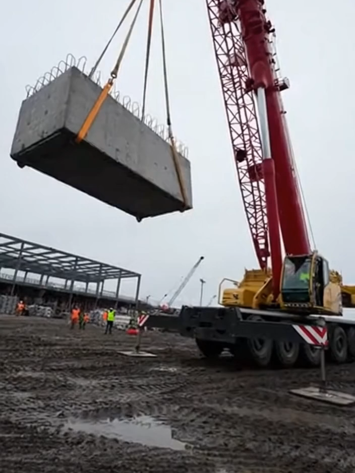 This Load Was Too Much… It TIPPED! #CraneTooHeavy #TippingCrane #DisasterLift #ReelFail #HeavyMachineMoments