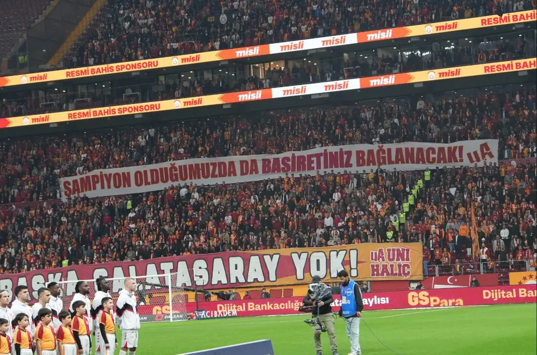 Galatasaray taraftarlarının açtığı pankart: Şampiyon olduğumuzda da basiretiniz bağlanacak! #sporhaberleri #sporgünlükleri #futbolunkalbi #neizlesem #sadecespor
