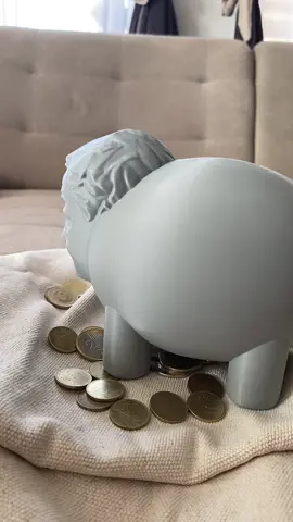 Eladó Lőrincperselyek!!!          Vinted: nericsii06                                          Két méretben kapható!!! Eltünteti az adóforintjaidat, a nyaralásra félretett pénzedet, sőt még azt is, amit nem is tudtál, hogy van! Csak belerakod a pénzt… és hopp! Máris „kámforrá” válik. (Legalábbis lélekben biztos.) Ideális választás azoknak, akik szeretnének egy kis magyar valóságot vinni a lakásdekorba – vagy csak röhögni egyet minden befizetés előtt. ✔️ Tökéletes ajándék politikától megcsömörlött barátoknak ✔️ Házi „infláció-szimulátor” ✔️ Garantáltan több pénzt nyel el, mint amennyit megtart Figyelem: A persely csak humorcélokat szolgál. Tényleges pénzeltüntetési szolgáltatást nem vállal – azt intézi az élet helyetted. Ami elnyeli az összes adóforintodat. @A Piece of Victorya         🪳 #meszaroslorinc 