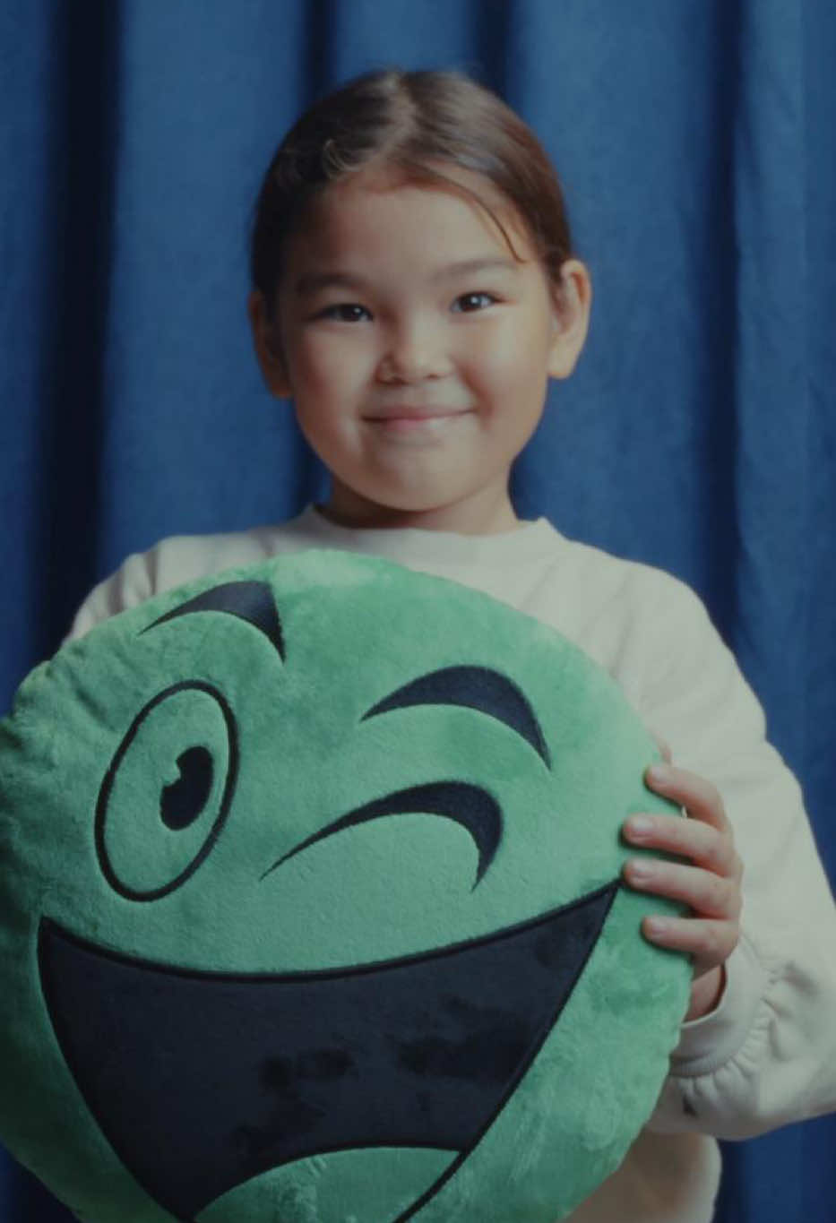 Створили щось особливе — благодійний пакувальний папір із малюнками дітей з прифронтових територій. Увесь прибуток — на підтримку проєктів, які реалізовує Behind Blue Eyes 💚 З 6 до 14 грудня малюки можуть приносити свої малюнки в магазини ROZETKA — вони стануть частиною другого етапу проєкту. Шукайте благодійний святковий папір на сайті ROZETKA.