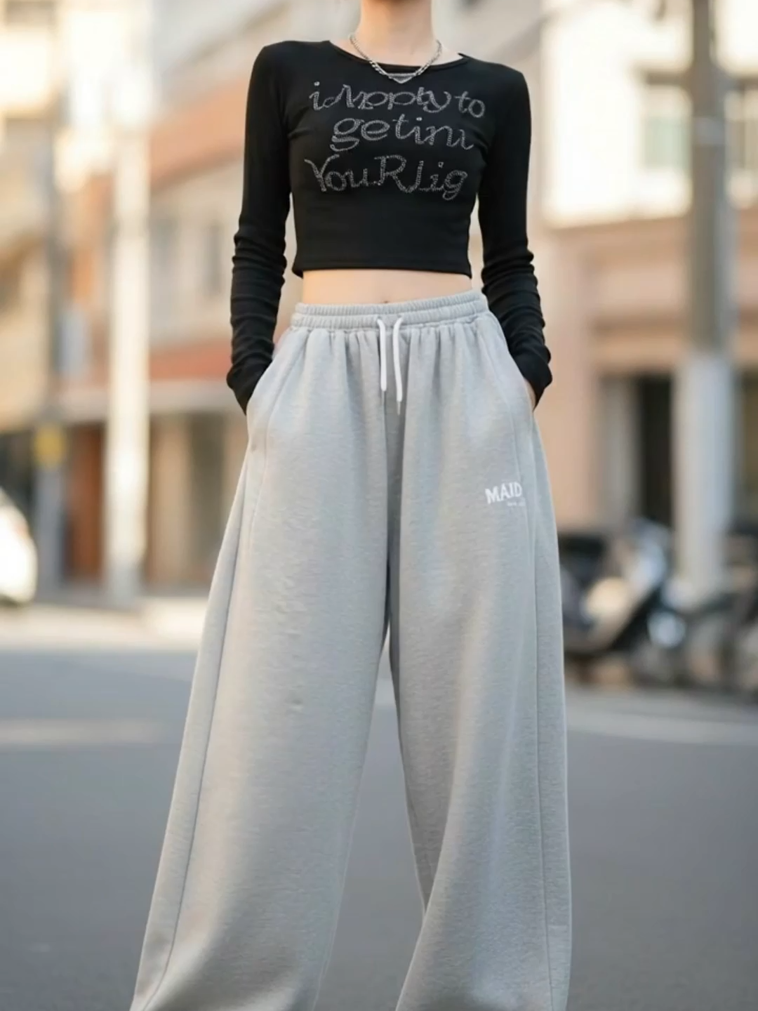 Grey Sweatpants for Women #GreyPants #ComfyWear #CasualStyle #DailyOOTD #MinimalLook #TrendyFit #ComfortStyle #WomensWear