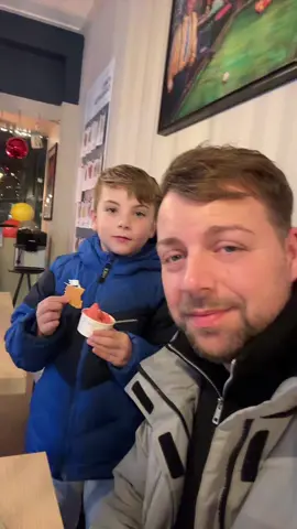 @familiens_ishus0  #icecream  #hygge  #pakkekalender  #snacks  #fyp  Skynd jer ned til familiens ishus på Hvidovre torv. Super hyggelig stemning, mega søde mennesker, og sidst men ikke mindst. Lækre sager. 😛