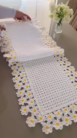 E aqui temos um novo pedido…2 metros do mais luxo trilho de margaridas…200 margaridas para um lar…uma mesa posta linda receberá essa preciosidade 🌼💛🌼💛 Trabalho feito por encomenda…na medida ideal para você…faça um orçamento e se permita se apaixonar pelo mundo incrível do crochê 💛💛💛💛 #trilhodemargaridasdecroche #crochedemilhoes  #crochetersoftiktok  #foryou  #margaridasdecrochefeitoamao 