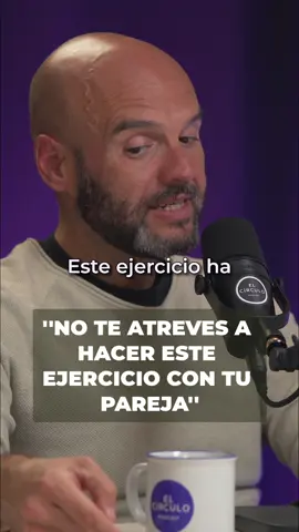¿Tu relación está al borde del abismo? Existe un ejercicio salvavidas capaz de rescatar parejas que ya pensaban en el divorcio. La dinámica es simple pero brutalmente honesta: una hora a la semana, en total privacidad (sin hijos ni móviles), para mirarse a los ojos y soltar todo lo que se ha callado. La clave del ritual es vaciarse de la 
