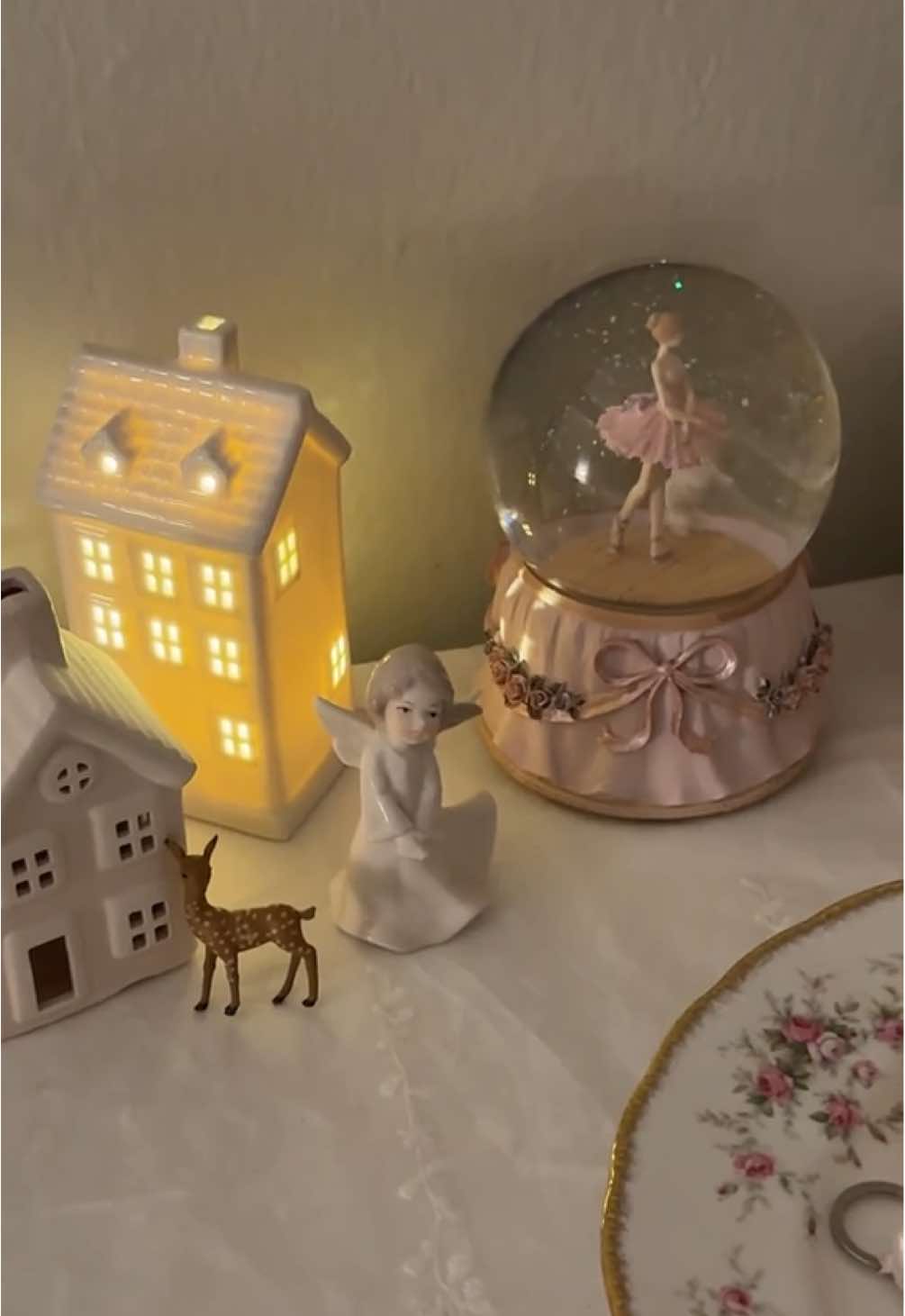 december atmosphere 🦌🩰🪽 #vintage #coquette #bedroom #shabbychic