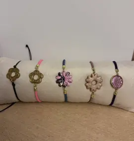 ✨ Nouvelles petites merveilles BERGAMOTTA ✨ Faites à la main avec beaucoup d’amour, de patience… et une touche de magie 💫 Perles, résine, couleurs douces, reflets scintillants — chaque bracelet est unique, comme toi 🌼💖 Dis-moi en commentaires : 👉 Lequel est ton préféré ? 👉 Tu es plutôt glitter, perles ou résine colorée ? Merci pour tout votre soutien, ça compte tellement pour une petite créatrice comme moi 🥹💛 #bracelet #perles #perola #a#pulseira  @BERGAMOTTA.  @BERGAMOTTA.  @BERGAMOTTA. 