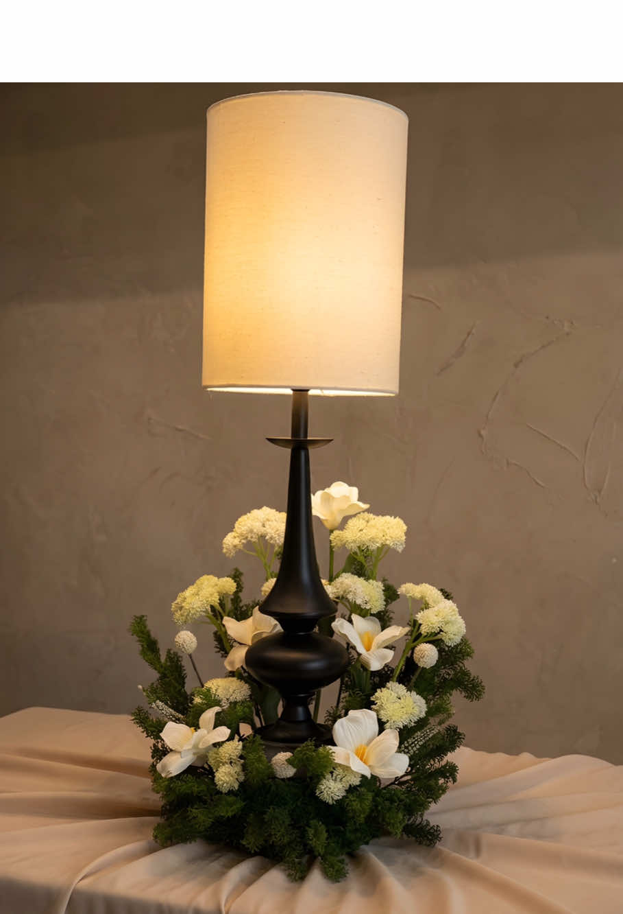 من تاج بلومز … لمسة ورد تضيء المكان.  A floral touch that lights up the space. - 📍: الري ، مقابل الأفنيوز ، شارع النصر الرياضي  📞: للطلب و الإستفسار - 60051008 - - - #الكويت #استقبال #ورد_صناعي #تنسيق #kuwait⁩⁩