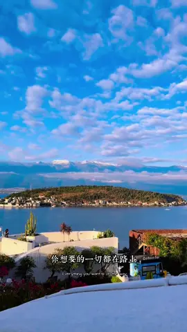 今天是12月6日，星期六，早安，生活的真諦，從來不是追求完美，而是讓自己活得舒心，春去秋來，花開花落，沒有永遠的盛宴，也沒有不散的人群，我們不過是時光里的過客，路過人間一場，好好生活，慢慢相遇，你想要的一切都在路上！🌹🌹#早安朋友們開心快樂每一天