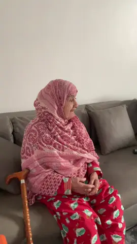جدتي تسمع بن روغه 👍👍