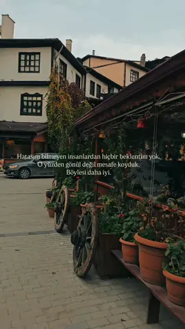 S T O R Y L İ K #📌  Hatasını bilmeyen insanlardan hiçbir beklentim yok. O yüzden gönül değil mesafe koyduk. Böylesi daha iyi. #storylikvideolar #gününsözü #kesfetbeniöneçıkart #paylaşmalıkvideo 