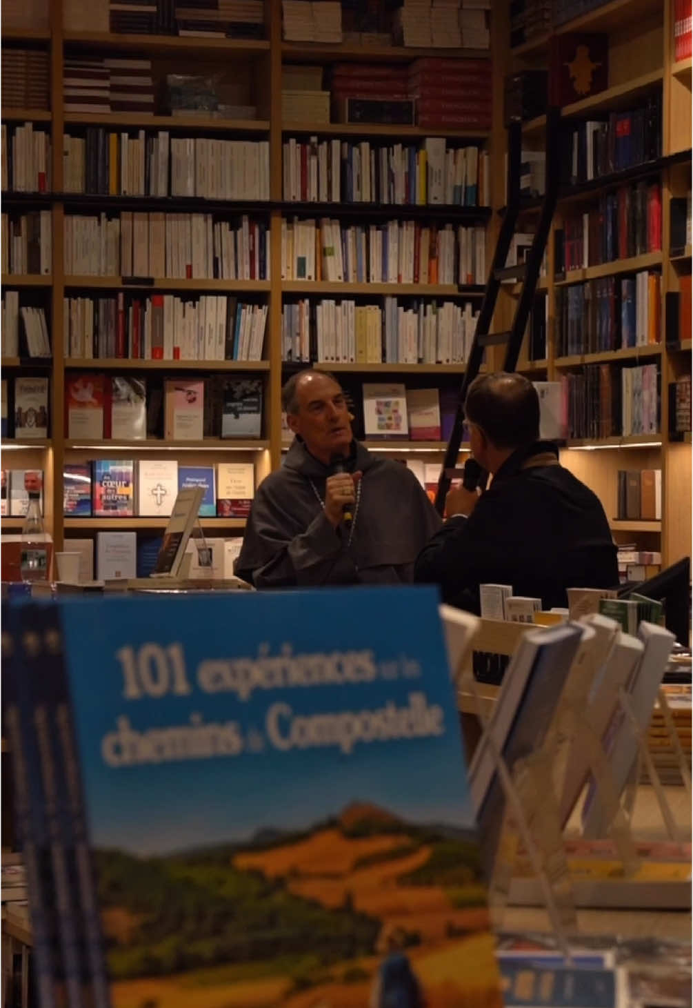 Un échange, une parole, une lumière.La sérénité au cœur des livres.✨ #cardinalbustillo #momentcapturé #BookTok #transmissions #culturetok #reflexion #xyzcba #echange 