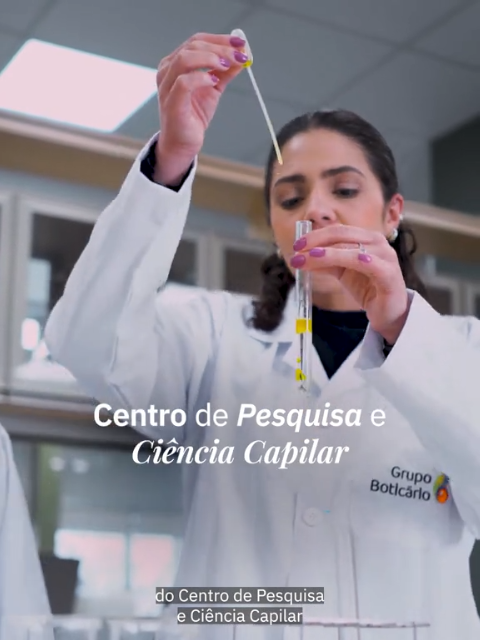 Das águas doces do cerrado brasileiro diretamente para seus produtos cosméticos favoritos. Conheça o BioRadiance, nosso primeiro ativo proprietário desenvolvido por biotecnologia que une eficácia e sustentabilidade. 🔬🌱 Quem aí já quer sentir essa potência da natureza nos fios? 🙋‍♀️ #PraGeralVer: vídeo com mulher branca de cabelos loiros e lisos, usando óculos de grau e um jaleco branco do Grupo Boticário. Enquanto ela fala, são intercaladas as cenas: cientistas conversando e olhando para uma tela, a mulher colocando um líquido em um béquer, cientistas comparando dados, a mulher sentada com 3 mechas de cabelo numa mesa e, depois, segurando-as, cientistas mexendo no cabelo de uma boneca e misturando líquidos em béqueres e finaliza com ela falando diretamente para a câmera. Textos: “BioRadiance combina dupla eficácia”, “95% de proteção da cor vibrante”, “+ de 33% de resistência dos fios” e “Centro de Pesquisa e Ciência Capilar”.