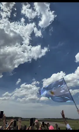 Los F-16 tocando suelo Argentino por primera vez ❤️Tuve la suerte de verlos desde el patio de mi casa🥰El sonido, la imponencia, la belleza,la fuerza y velocidad que muestran es A-L-U-S-I-N-A-N-T-E #aviones #f16 #argentina🇦🇷 