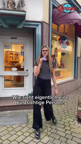 👓 So sieht die Welt mit Kurzsichtigkeit aus… Im Video zeigen wir dir, wie Menschen mit verschiedenen Dioptrien-Stärken sehen – ohne Korrektur. Straßenschilder verschwimmen, Gesichter werden unscharf, Details gehen verloren. 👉 Kurzsichtig? Wir finden die passende Lösung für dich – mit Brille oder Kontaktlinsen. Komm gern vorbei, wir beraten dich individuell! #Kurzsichtigkeit #Myopie #Sehtest #BesserSehen #BrilleOderLinsen Augenoptik SehenVerstehen augenoptikergeipel