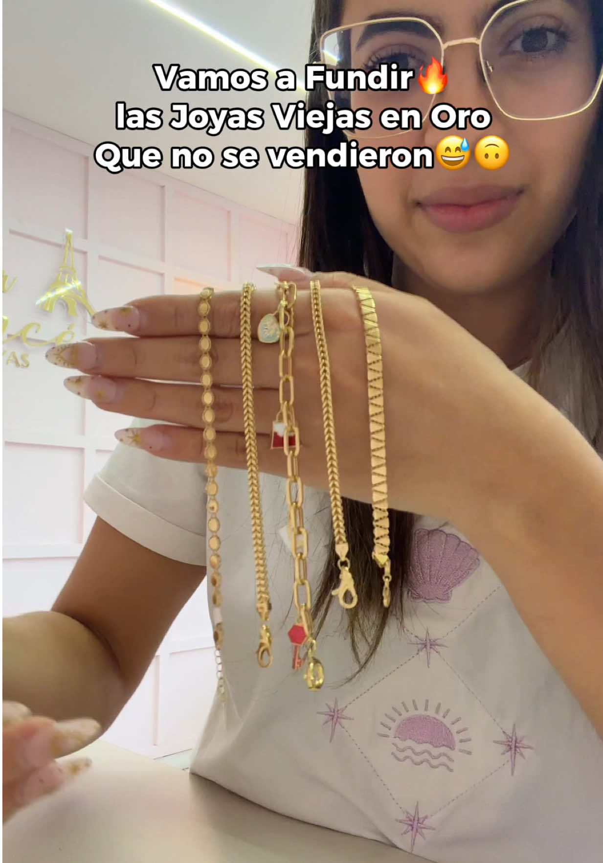 No importa que lleven meses sin venderse estas joyas, al ser oro las podemos fundir para fabricar nuevos diseños🥰🤩 Este es el proceso de re-fundición y re-creación de las joyas donde tú puedes participar ✅ Si te gustaría más información nos puedes escribir desde el link del perfil💖