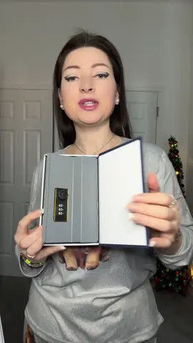 Nimeni nu o să știe  ce ascunzi tu in dicționarul de engleză din biblioteca ta 🤷‍♀️ Genial   acest seif 😮😍🥰 #tiktokmademebuyit  #tiktokshopuk  #seif #book #money 🥰 