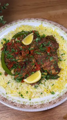 دجاج مقلي مع رز ✨: ممممرررررهههه ييييممممييي 🔥🫰🏻 . . دجاجة كامله بدون جلد مقطعه لاربع قطع  تبلتها ب : السبع بهارات ، كمون ، كركم ، فلفل أسود، ملح .. … وفي مقلاية فيها زيت ساخن نزلت الدجاج وتركته كل جهه ٧ دقايق على نار متوسطة .. …. شلت ثلاث ارباع كمية الزيت ع جنب  … واضفت للدجاج : بصلة كبيرة مفرومة  بهارات صحيحة  ٣ فصوص ثوم مهروسة  اثنين فلفل اخضر حار ( لو تحبونه اسبايسي افرموه) … بعدها اضفت ثلاث حبات طماطم مقطعه شرايح .. … وعلى نار هادية ٢٠ دقيقة .. … واخر شي اطفي النار واضيف بقدونس مفروم .. … للرز : كوبين رز بسمتي مغسول ومنقوع ربع ساعة بماء ساخن.. وفي القدر اضيف الرز وربع كوب تقريبا من زيت قلي الدجاج وملح وماء ساخن .. … وعلى نار متوسطة لمدة ١٤ دقيقة او حتى يستوي الرز تماما .. …