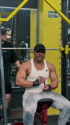 Físico boleado…  #clubedoodio #frangoandpotter #gymvlog 