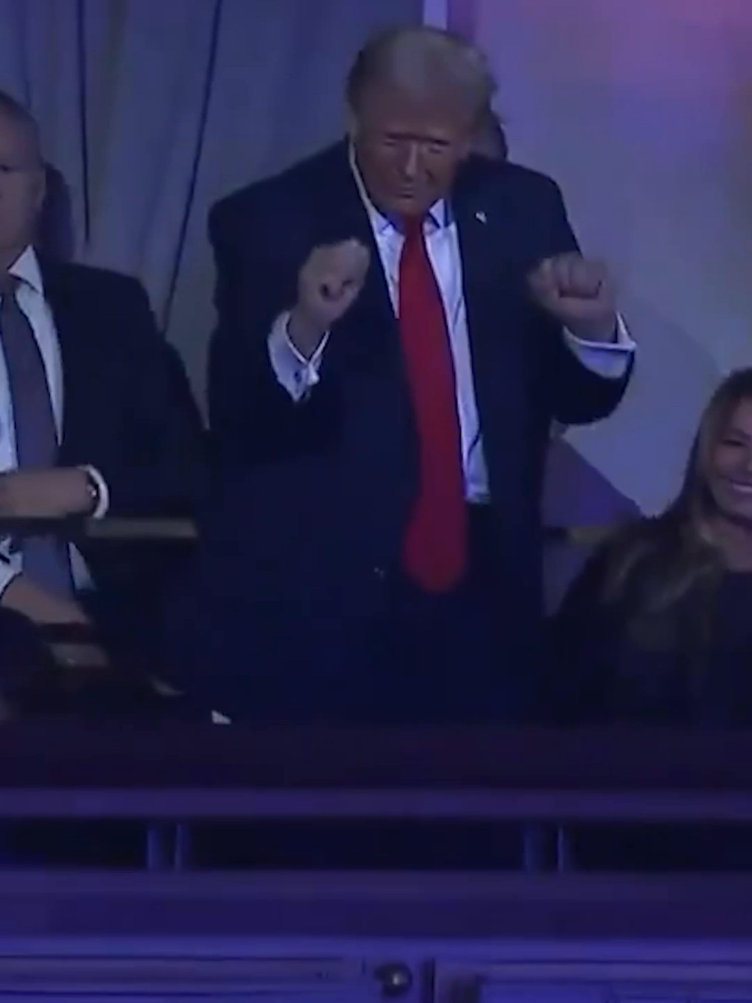 Tras finalizar el sorteo, la banda Village People salió a cantar su éxito 