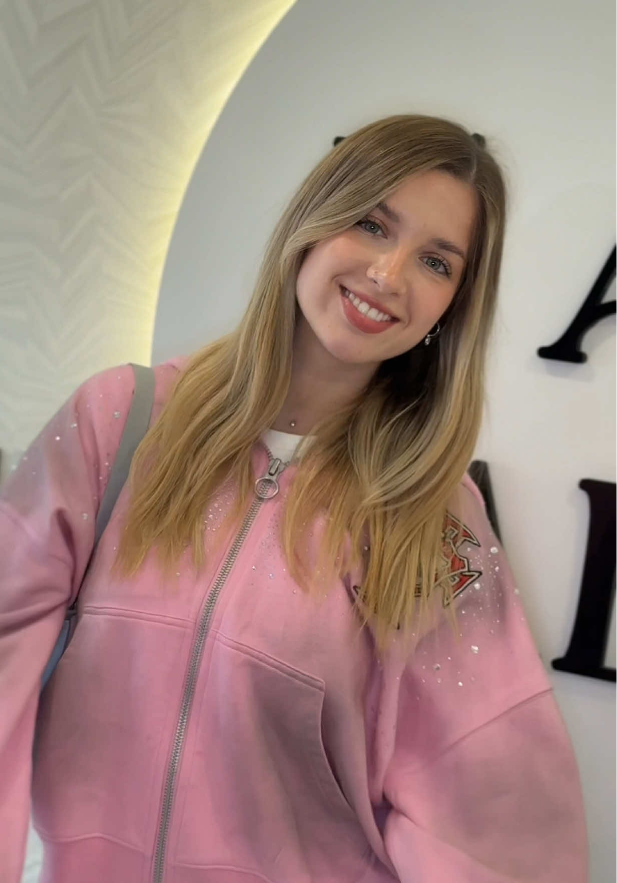 🎄✨ ¡Navidad en grande! ✨🎄 Este sábado 6 de diciembre disfruta de nuestro catering navideño 😋🍰 🎁 Hasta el domingo 7 juega en la máquina peluchera y llévate premios… ¡todos ganan sí o sí! 🧸💥 📍 Av. Alfredo Benavides 2482, Miraflores 📞 937 448 248 / 937 457 210 #alejandrabaigorria #aguspadilla #navidad #cambiodelook 