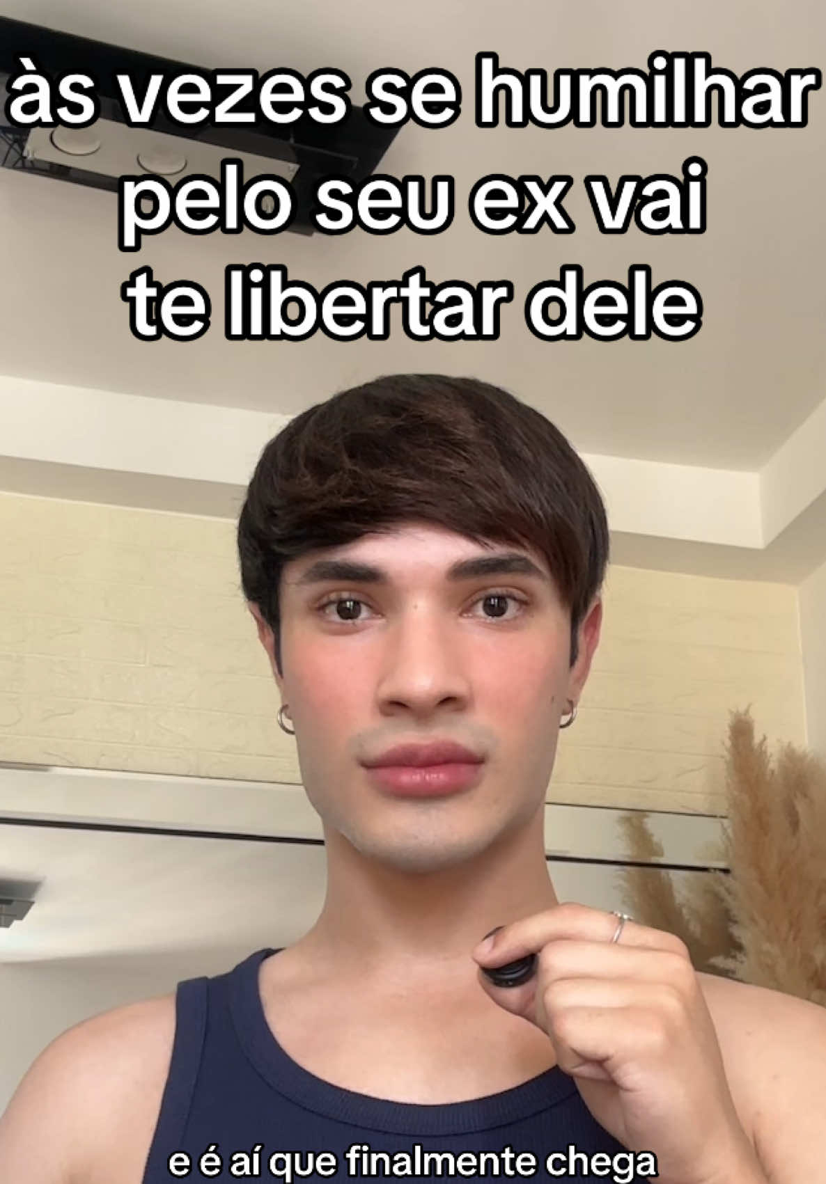 as vezes a melhor forma de você esquecer e superar o seu ex é você se humilhando mais um pouco implorando pra que ele fique na sua vida. porque quando você se humilha, você esgota todas as possibilidades que surgem na sua cabeça depois do término. então se permita agir pela emoção e faça absolutamente tudo o que você sentir vontade de fazer - stalkeie, mande mensagem, ligue chorando, implore, insista, permita que ele saiba o quão mal você tá, porque quando você der tudo de si e dizer um esforço de 100% e receber em troca por parte dele um esforço de 0% junto com desprezo e indiferença, isso vai ser como um choque de realidade. o seu ego ferido está se recusando a aceitar a realidade que é: essa pessoa não te quer, se ela te quisesse ela estaria com você. e o seu ego ferido te faz acreditar que se humilhar vai adiantar alguma coisa. então dê voz a ele e se humilhe, porque é só assim que você vai se sentir completamente esgotada depois de tentar muito e não vai sobrar nenhuma alternativa a não ser desistir. e desistir sabendo do quanto você tentou, te dá paz. #creatorsearchinsights #exnamorado #terminoderelacionamento #dependenciaemocional #curaemocional 