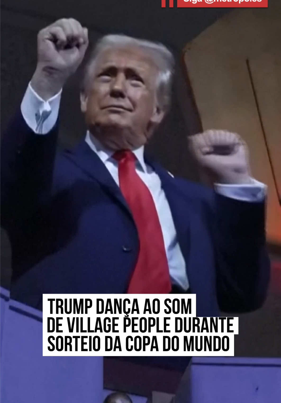 O presidente dos Estados Unidos Donald #Trump apareceu dançando, nesta sexta-feira (5/12), ao som de #YMCA da banda #VillagePeople. O grupo musical encerrou a cerimônia do sorteio dos grupos da #CopadoMundo de 2026, realizado em Washington, nos Estados Unidos. Trump estava acompanhado da esposa, Melania, pela presidente mexicana Claudia Sheinbaum e pelo primeiro-ministro canadense Mark Carney.  A música YMCA e a dancinha foram elementos essenciais da campanha de Trump, sendo utilizada durante comícios do republicano para a corrida presidencial em 2024. #TikTokNotícias 📹 Unrestricted Pool/Reuters 