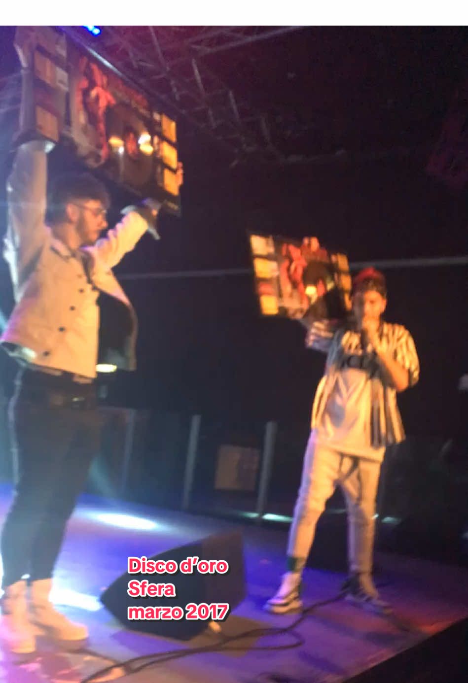 Concerto marzo 2017 Sfera sale sul palco con i suoi dischi d’oro  #sferaebbasta #sferaebbastaconcerto #discodoro #magazzinigenerali 