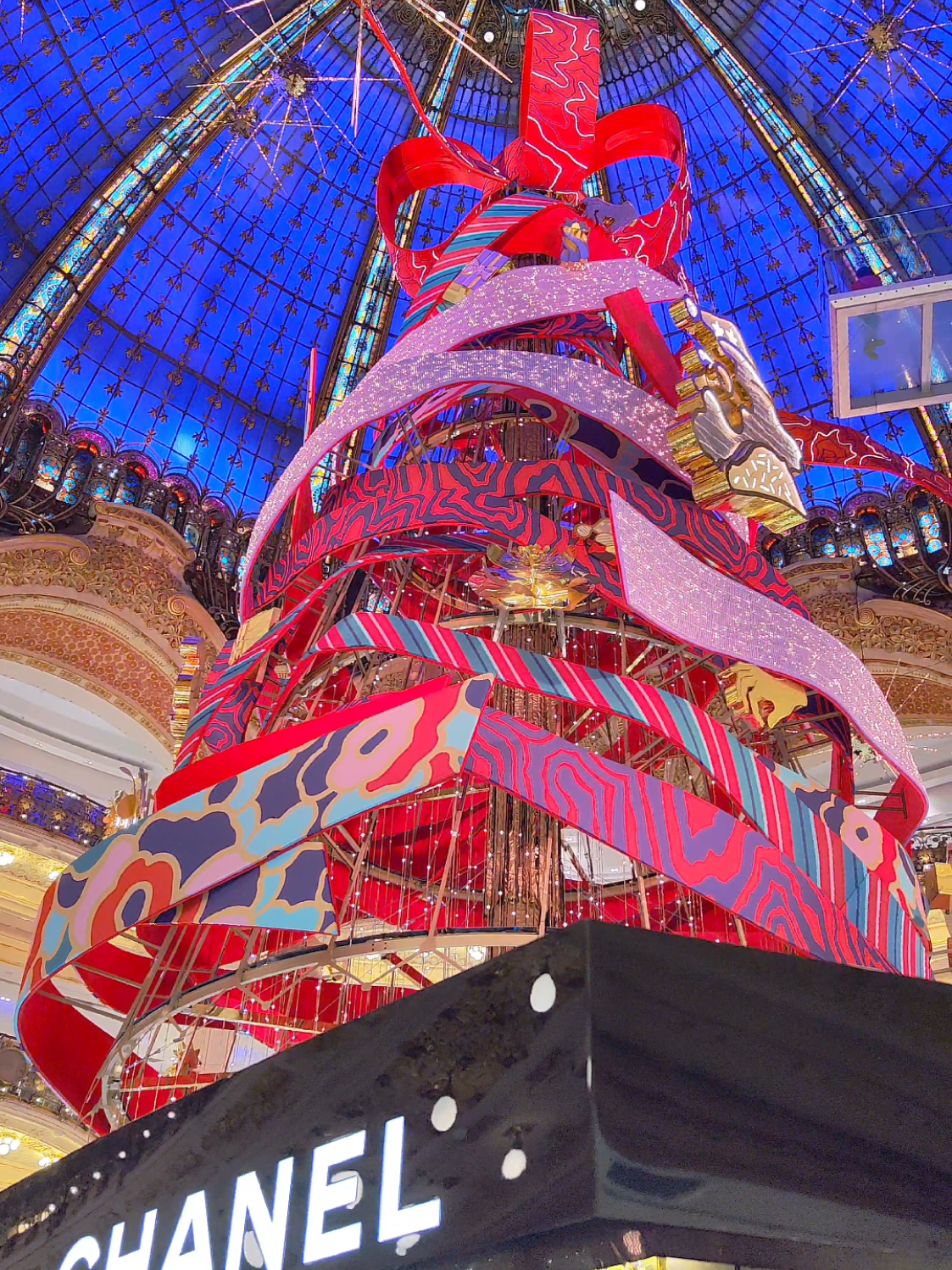Paris - Christmas Vibes in Galeries Lafayette Shopping Mall - Christmas 🎄 Tree - France Noël 2025@Belle France @Belle France #viral #christmas #noel #paris #france 
