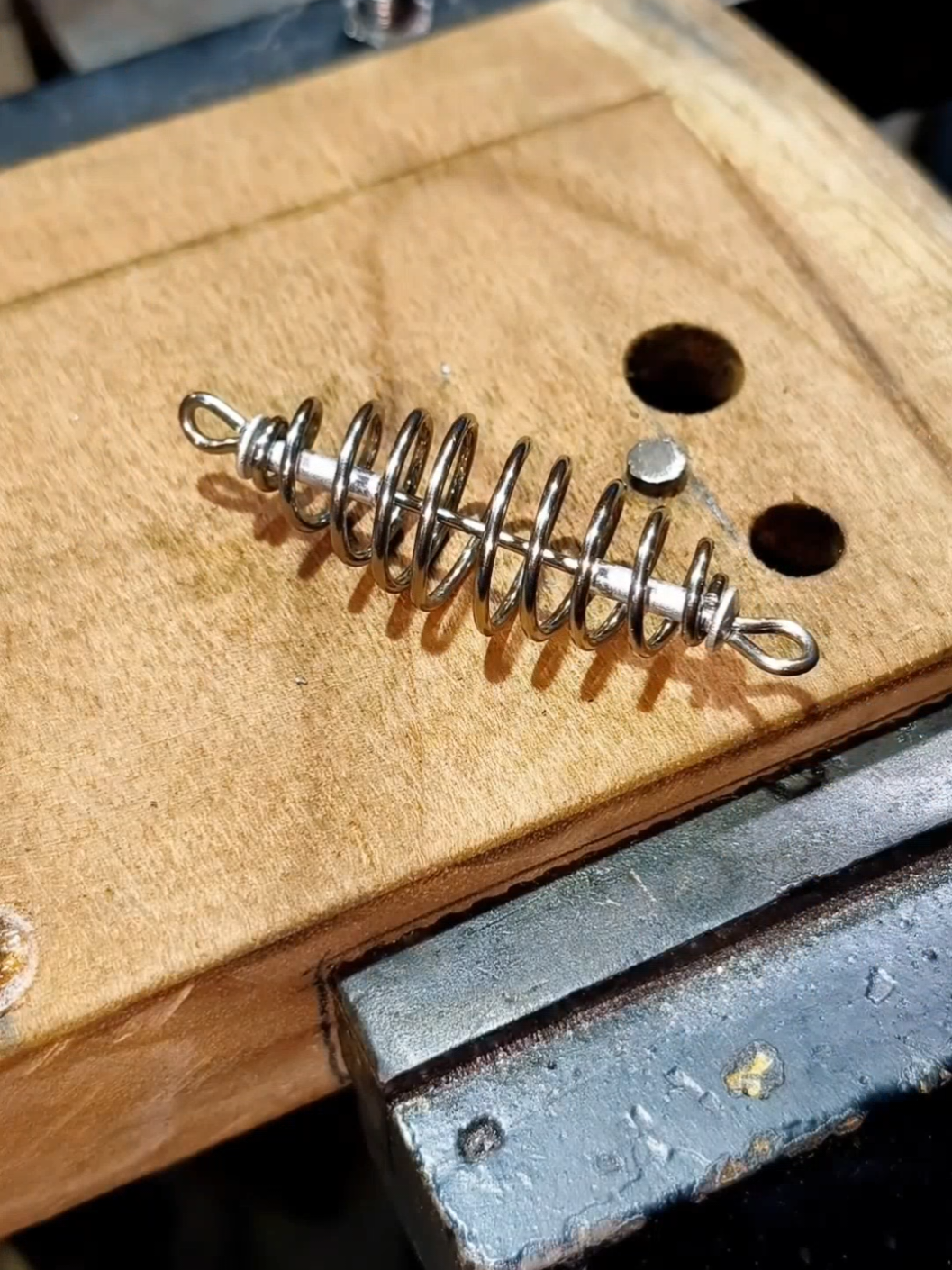 Simple way to make #CarpSpringFeeder #homemade #keychain #Simpledesign #diyTools 