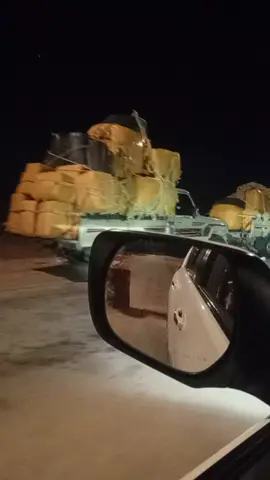 ‏شفت البدو لآجفّت آلآرض وشلون آنآ تـرآنـي مثلهم فـي غـيابك هـم من ضـمآهم للسحايب يشدون وآنآ آشـد من آلوله صوب بآبك♥️ اهداء يدل دربه