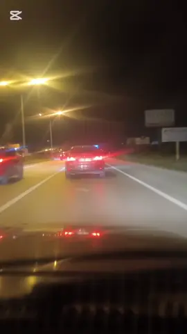 Kimileri ayagına takıliyor gidemiyosun  kimileri yüregine takılıyor silemiyosun 