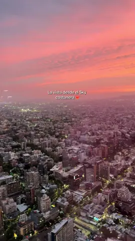 Cómo se siente contemplar el atardecer desde el punto más alto de Sudamérica🌆✨ #skycostanera #santiagodechile #turismo #atardecer #fyp 